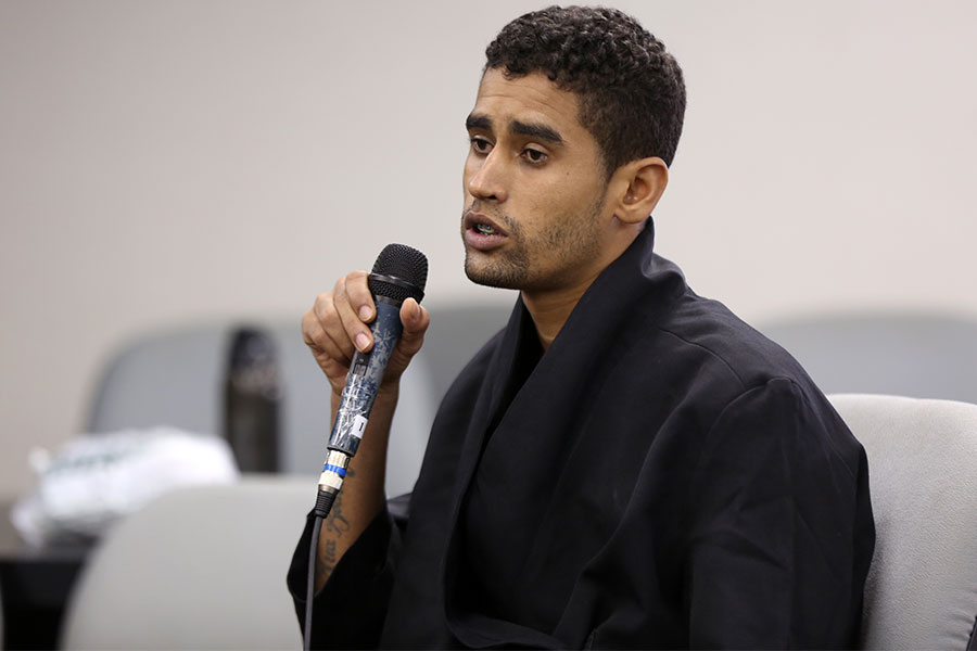 Réu Rafael Rocha de Oliveira durante julgamento.