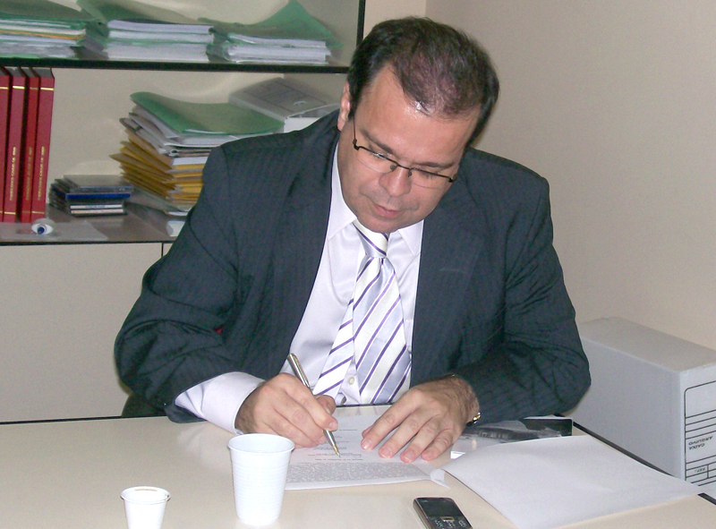 Des. Tutmés Airan durante assinatura do acordo