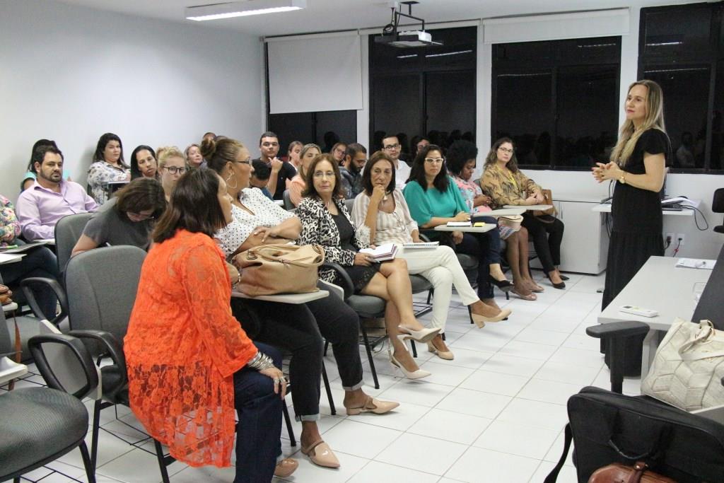 Juíza Juliana Batistela ministrou aulas para a turma. 