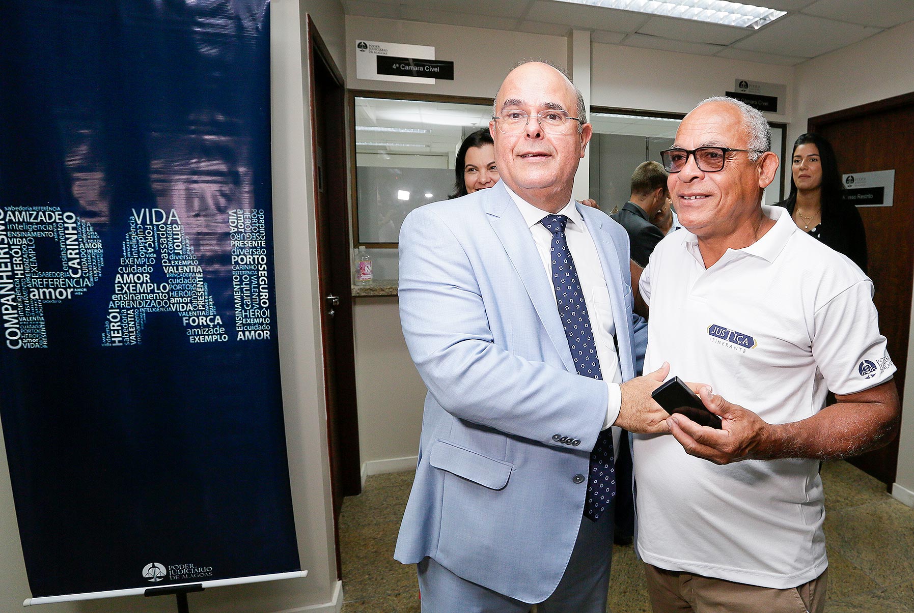 Presidência do TJAL homenageia servidores pais do Judiciário.