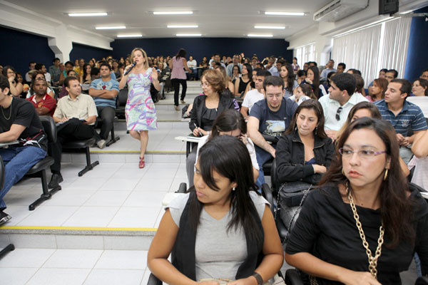 Margarida Melo, secretária da sessão, orienta alunos da Fits