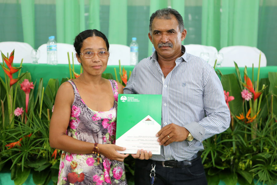 Distribuição de títulos do Moradia Legal II em Olho D'Água do Casado.