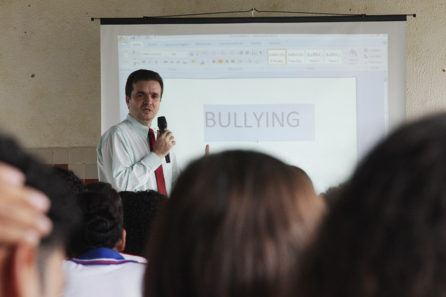 Juiz André Avancini ministrou palestra na Escola Estadual Alfredo Gaspar de Mendonça, no Eustáquio Gomes.
