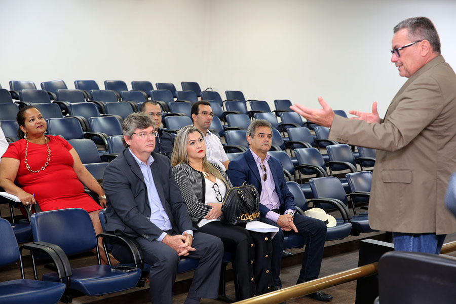 Desembargador Domingos Neto fala para representantes de unidades judiciais.