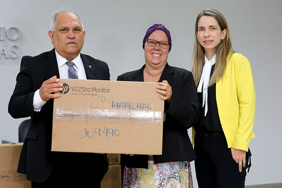 Entrega simbólica dos computadores.