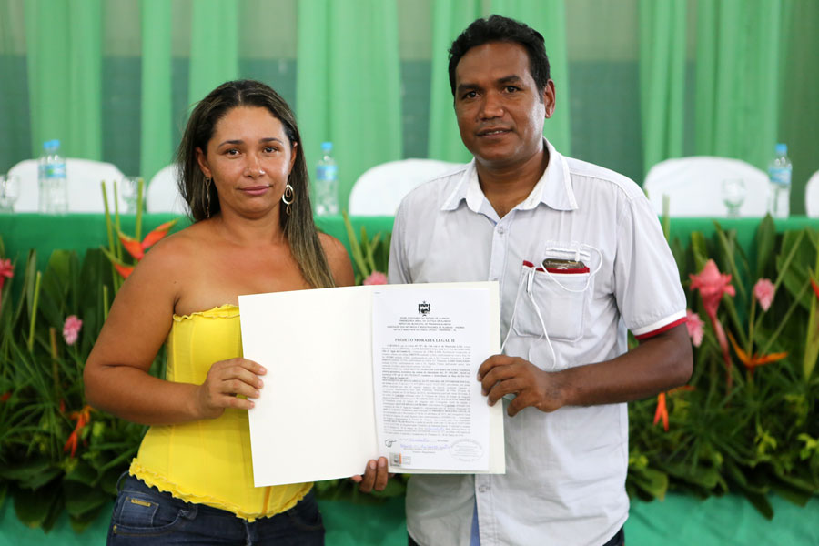 Distribuição de títulos do Moradia Legal II em Olho D'Água do Casado.