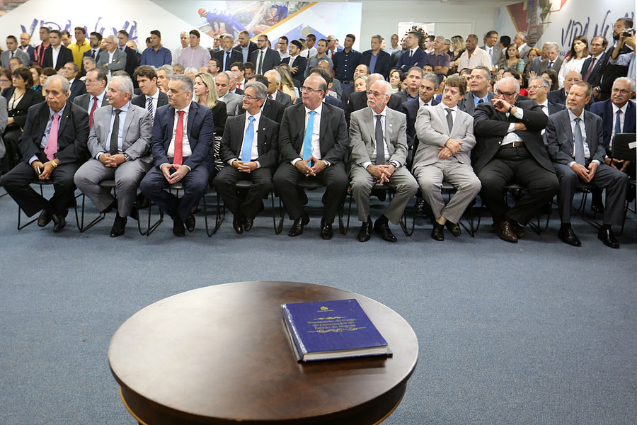 Desembargador Otávio Praxedes assume Governo do Estado.