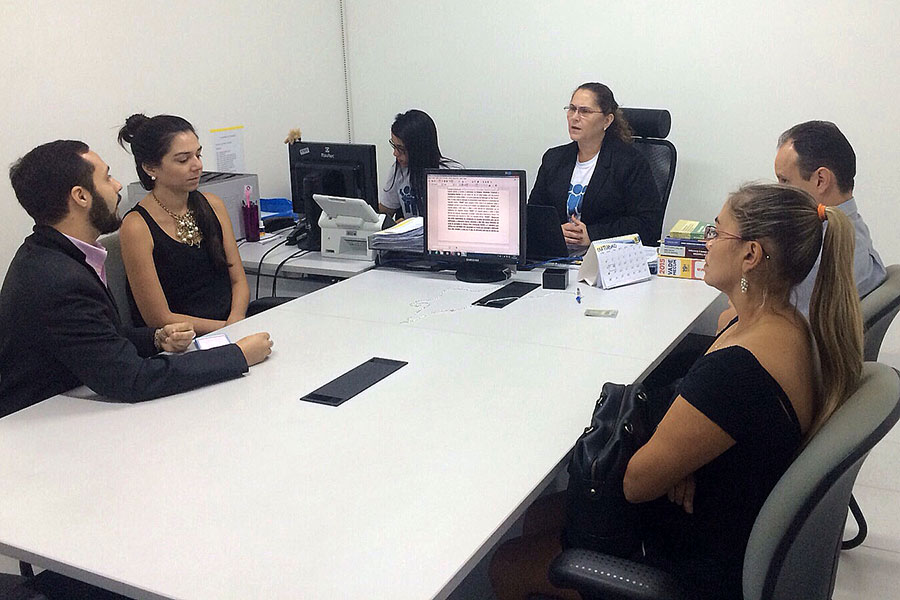 Juíza Silvana Omena conduz audiência no 7º JECC.