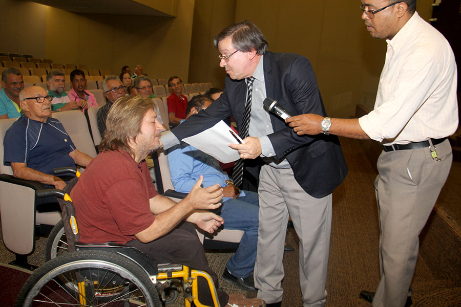 Desembargador João Luiz entrega alvará para servidor.