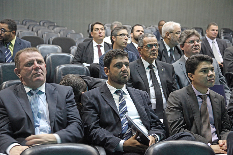 Magistrados acompanham discussões.