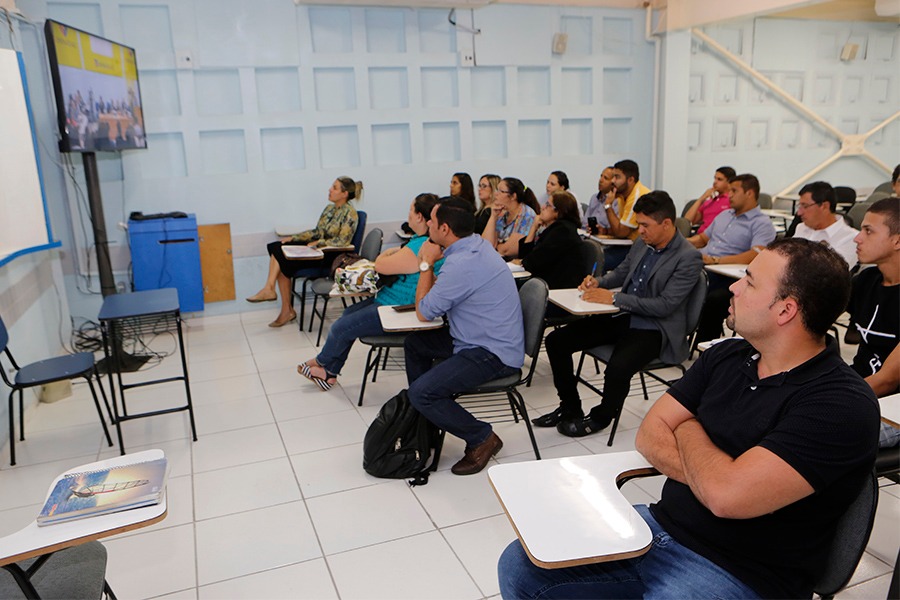 Sala com transmissão ao vivo da sessão