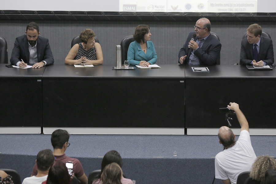 Público e palestrantes do seminário receberam as boas-vindas do desembargador Fernando Tourinho. 