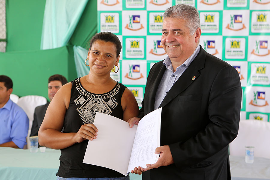 Entrega de títulos do Moradia Legal II em São Miguel dos Campos.