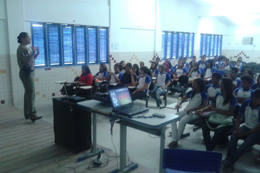 Soldada Karla Gusmão, na Escola Maria Ivone