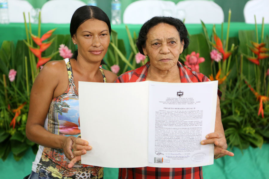 Distribuição de títulos do Moradia Legal II em Olho D'Água do Casado.