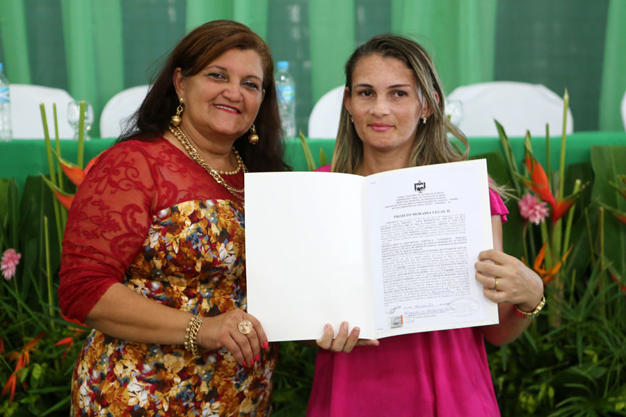 Distribuição de títulos do Moradia Legal II em Olho D'Água do Casado.