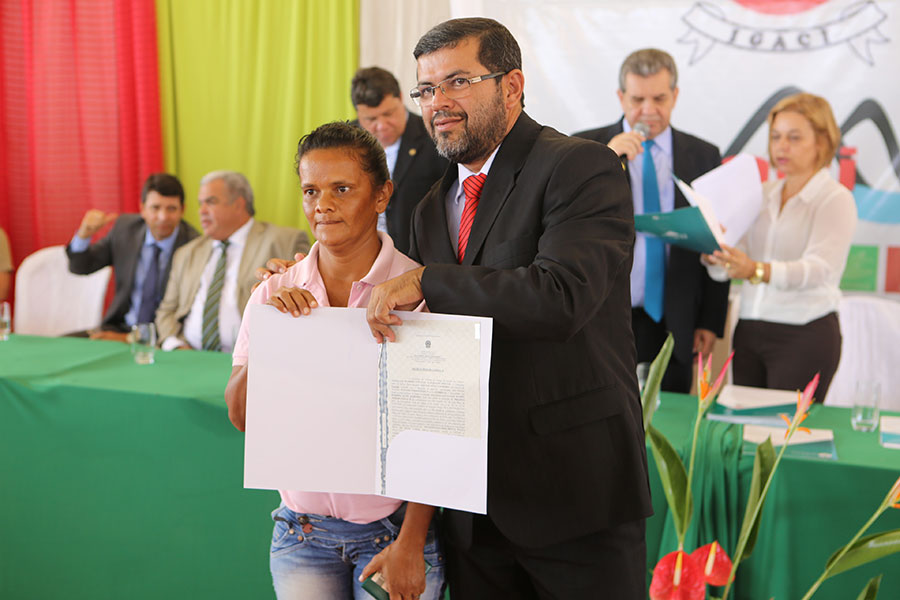Entrega de títulos do Programa Moradia Legal II, em Igaci