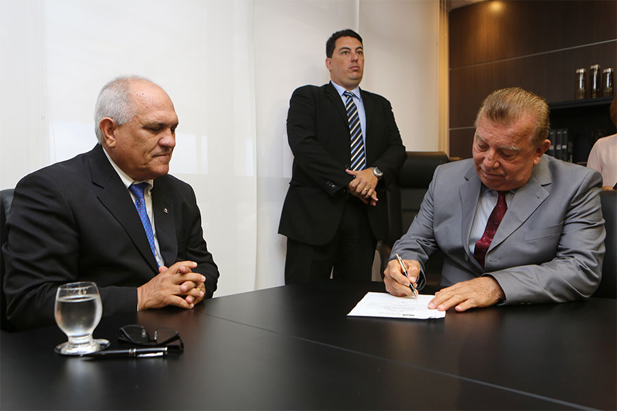 juiz aposentado Diógenes Tenório de Albuquerque, secretário-geral do Tribunal.