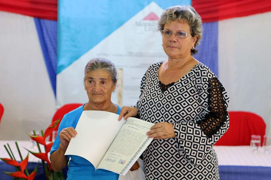 Distribuição de títulos do Programa Moradia Legal II em Messias.