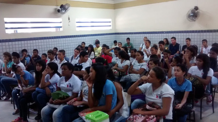 Escola Silveira Camerino - palestrante delegada Fabiana Leão