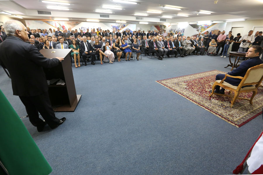 Desembargador Otávio Praxedes assume Governo do Estado.