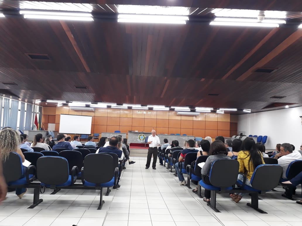 Professor Uédison Nomeriano ministra curso de língua portuguesa, que terá novo encontro no dia 30 de agosto. 