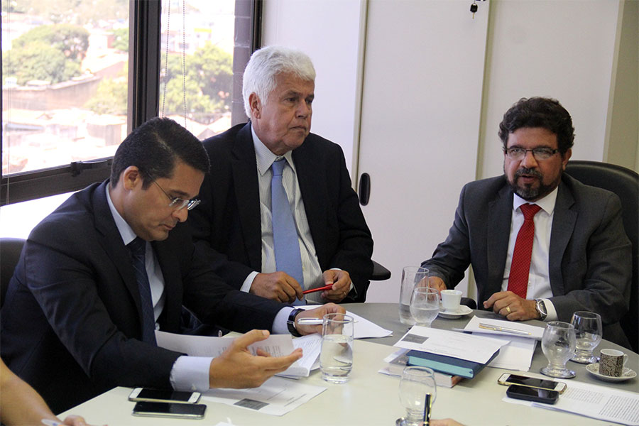 Da esquerda para a direita: secretário de Saúde do Estado, Cristian Teixeira, secretário de Saúde de Maceió, José Thomaz Nonô, e juiz auxiliar da Presidência, Carlos Cavalcanti