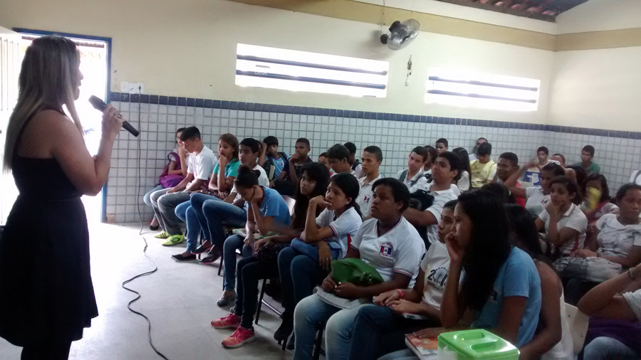 Escola Silveira Camerino - palestrante delegada Fabiana Leão