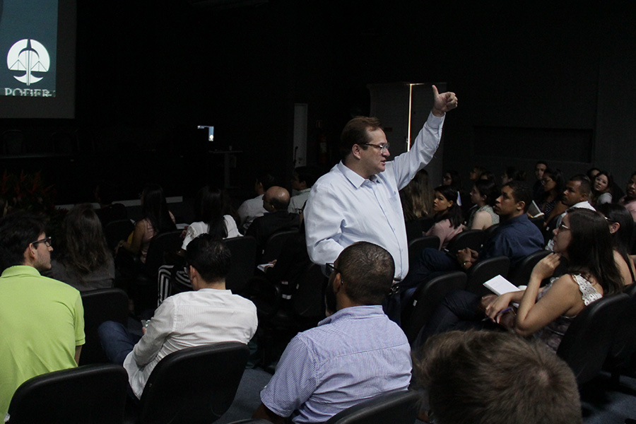 Servidor Magno Vitório, a Diretoria de Tecnologia, ministra aula sobre o SAJ.