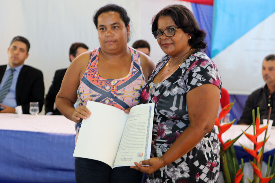 Distribuição de títulos do Programa Moradia Legal II em Messias.