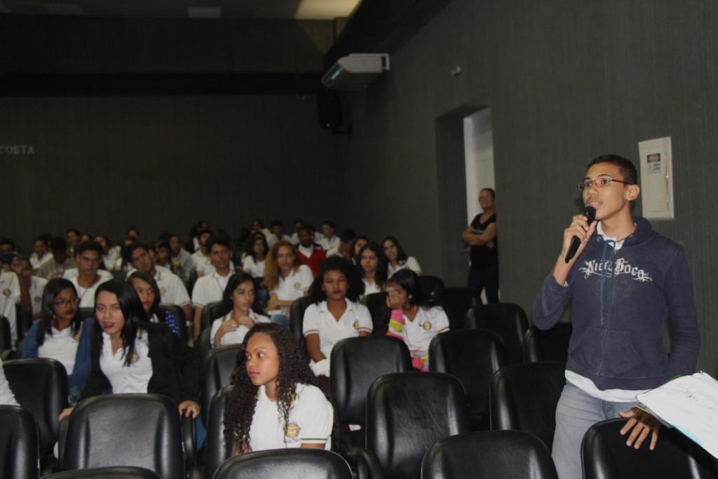 Erick Gabriel, de 14 anos, respeita os ensinamentos da avó, de 84.