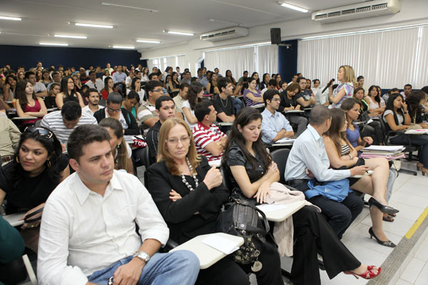 Margarida Melo, secretária da sessão, orienta alunos da Fits