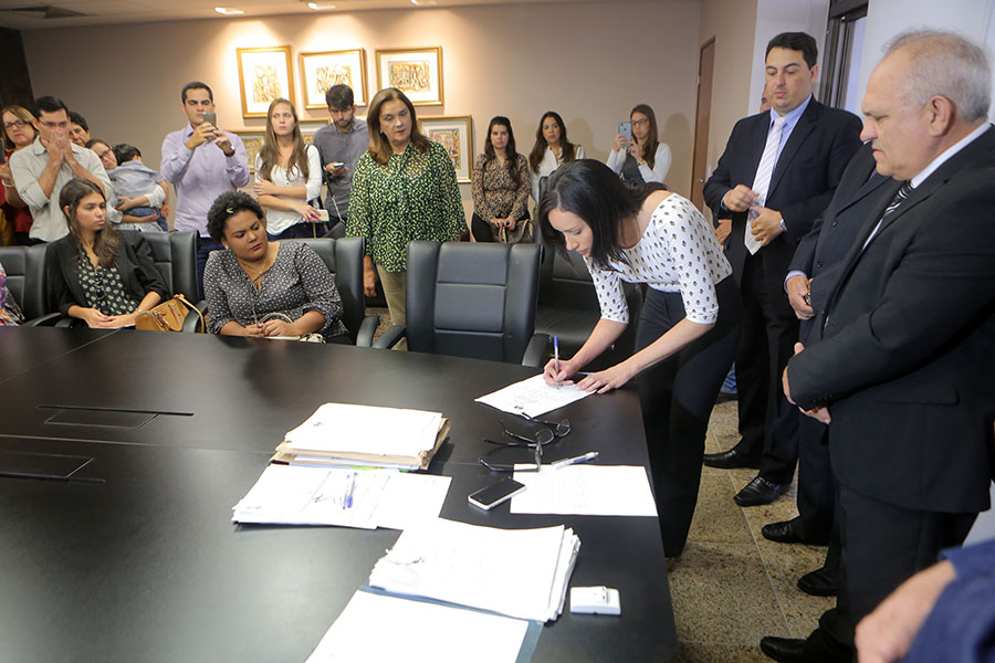 Aprovada Eveline Correia assina termo de posse.