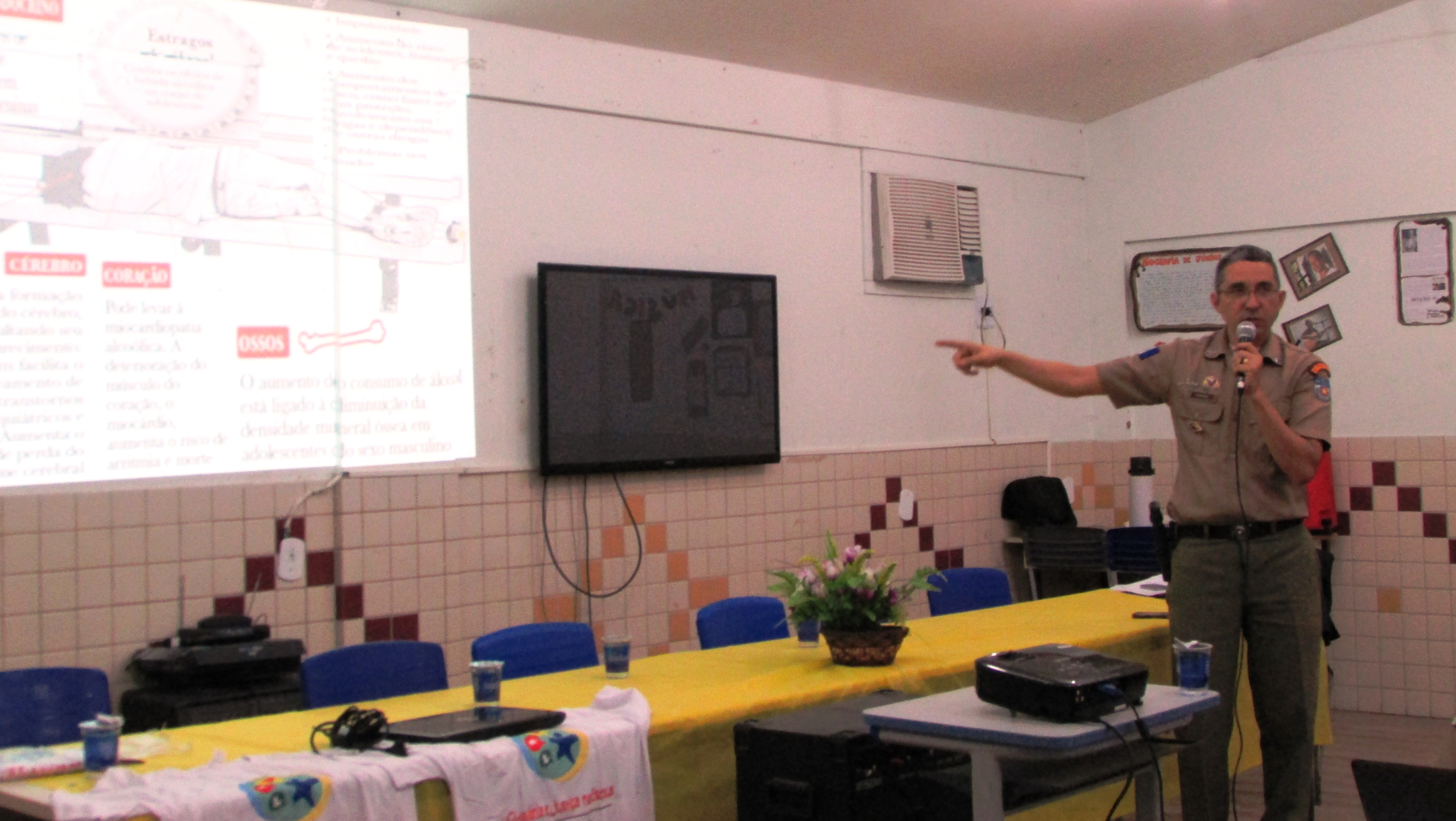 Policial militar do Proerd realiza palestra para adolescentes na escola Maria Ivone Santos de Oliveira