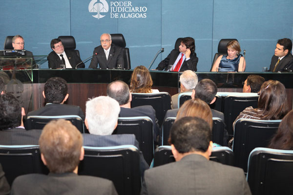 Autoridades participam da solenidade de encerramento do mutirão carcerário