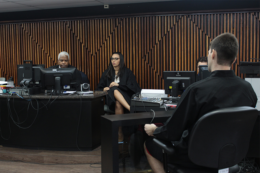 Juiz John Silas lê a denúncia para o réu Otávio Cardoso.