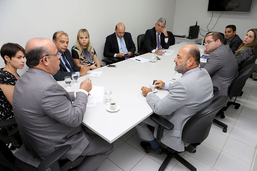 Audiência na sede da Esmal, na manhã desta segunda-feira (10)