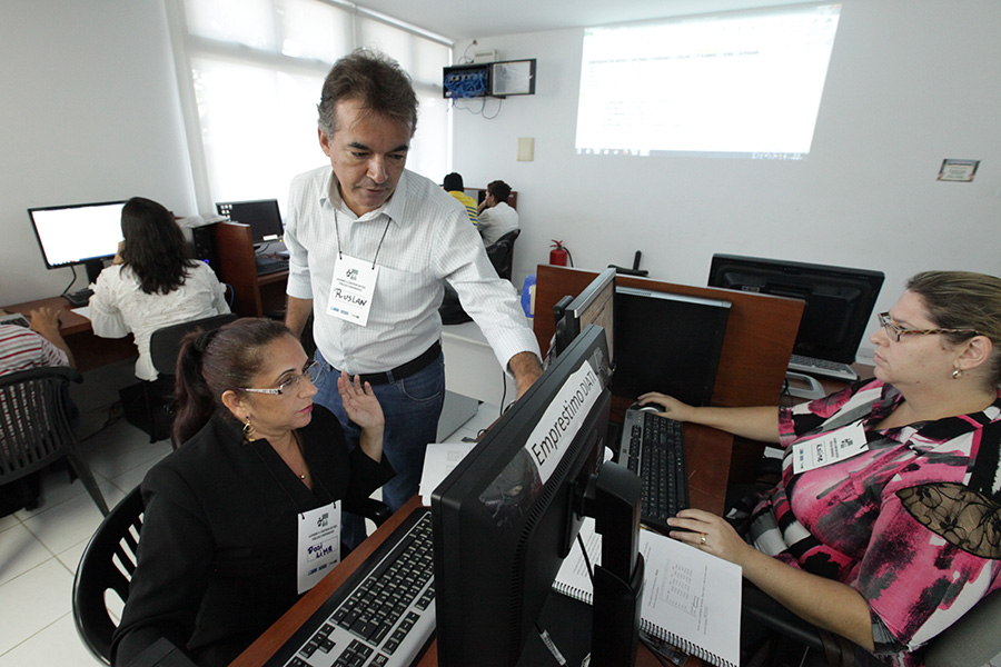 Professor Ruslan Queiroz conduz capacitação sobre Excel.