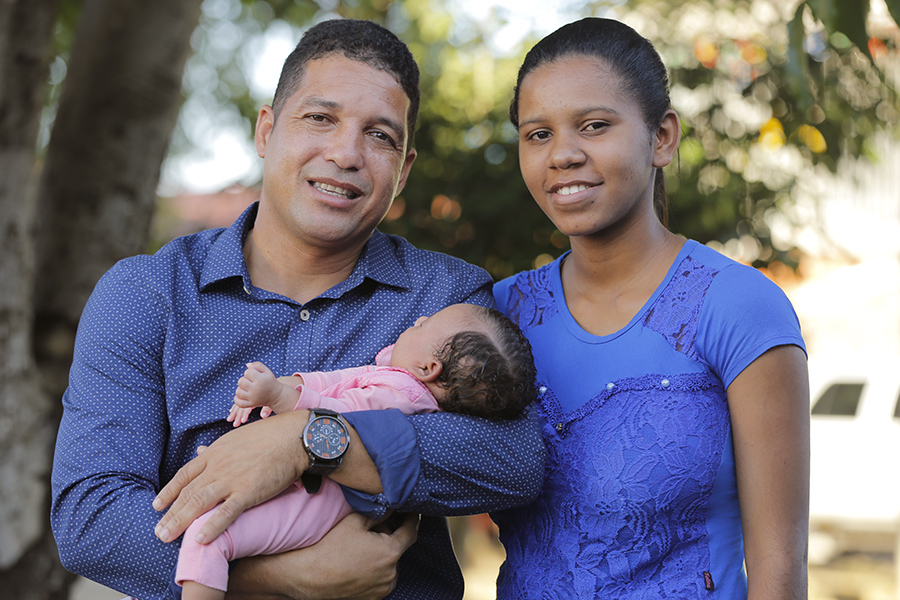 Ricardo de Oliveira e Jaqueline Maria com a filha
