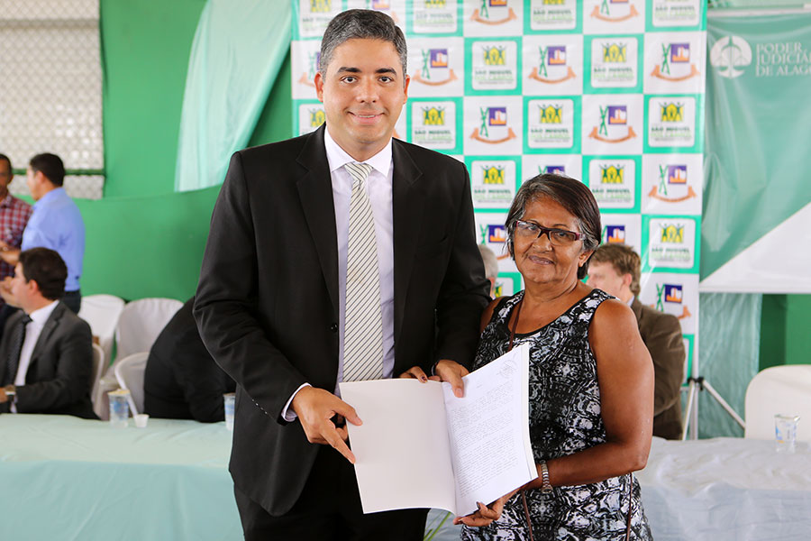 Entrega de títulos do Moradia Legal II em São Miguel dos Campos.