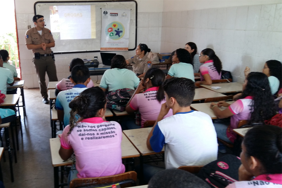 Soldado Torres, em palestra na Escola Jaime Miranda.