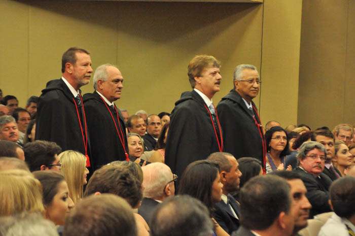 Novos desembargadores sendo introduzidos no pleno da Corte de Justiça