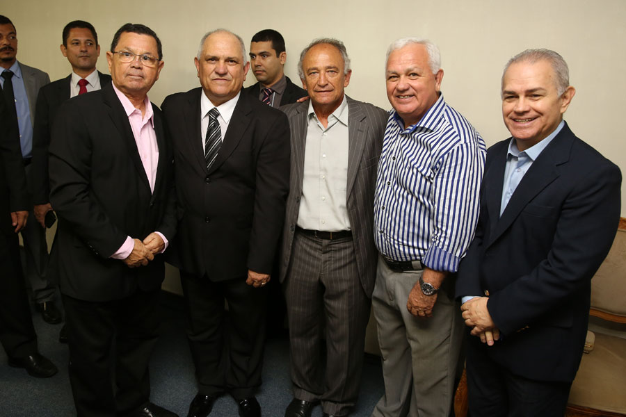 Desembargador Otávio Praxedes assume Governo do Estado.