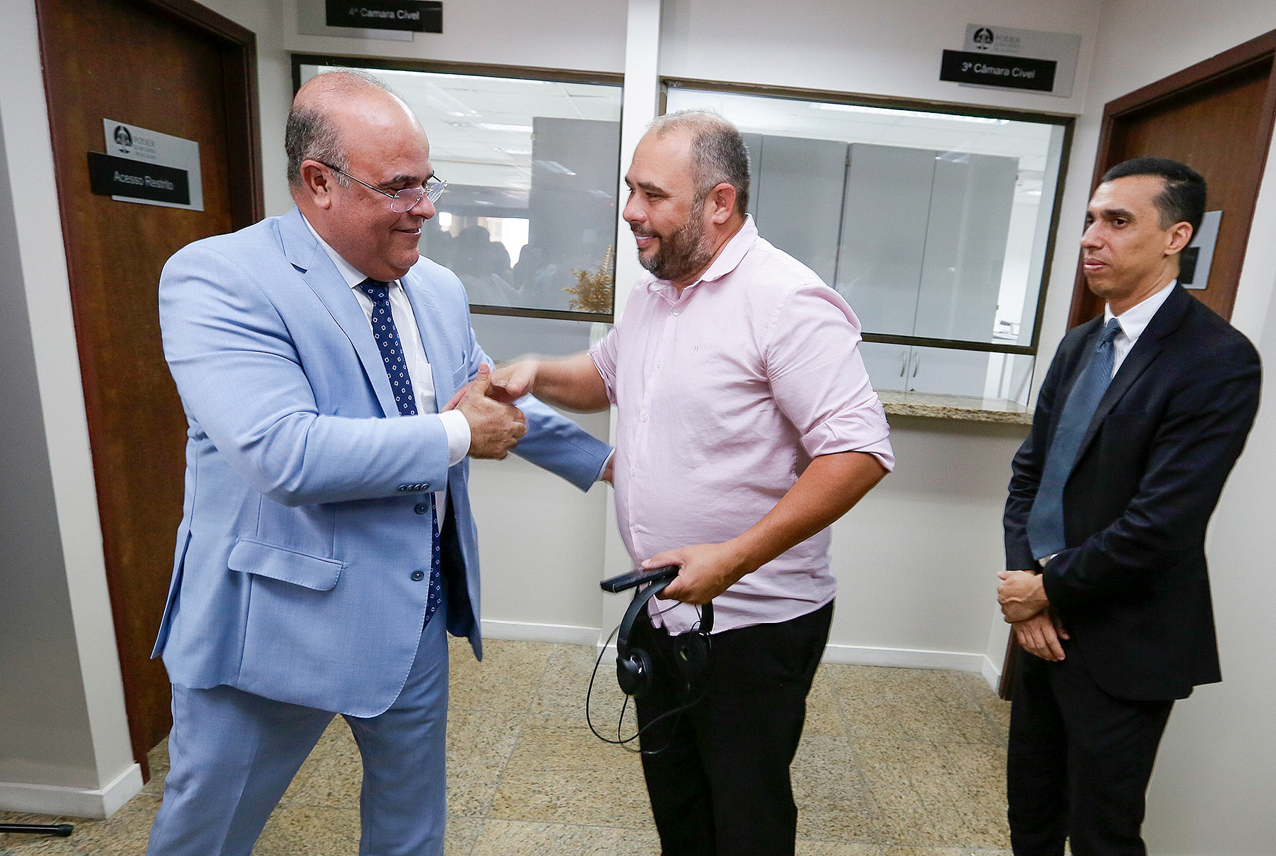 Presidência do TJAL homenageia servidores pais do Judiciário.