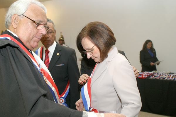 Momento da entrega da Medalha da Ordem do Mérito Ministro Silvério Jorge