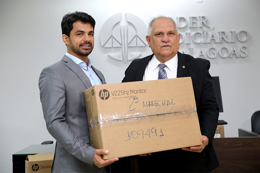 Entrega simbólica dos computadores.