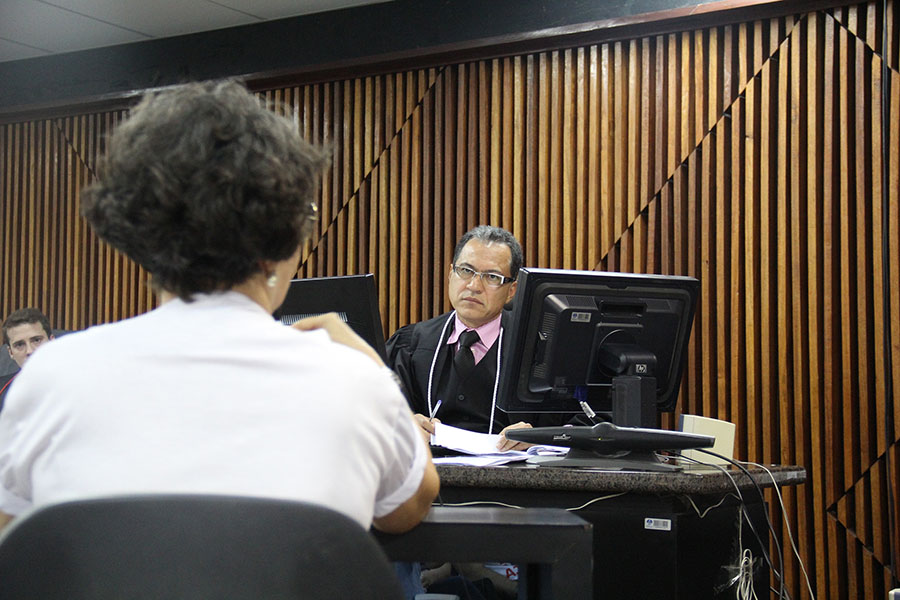 Juiz Geraldo Amorim ouve senhora Helenilda Canales.