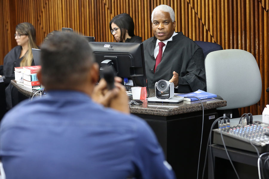 Juiz Jonh Silas questiona testemunha.