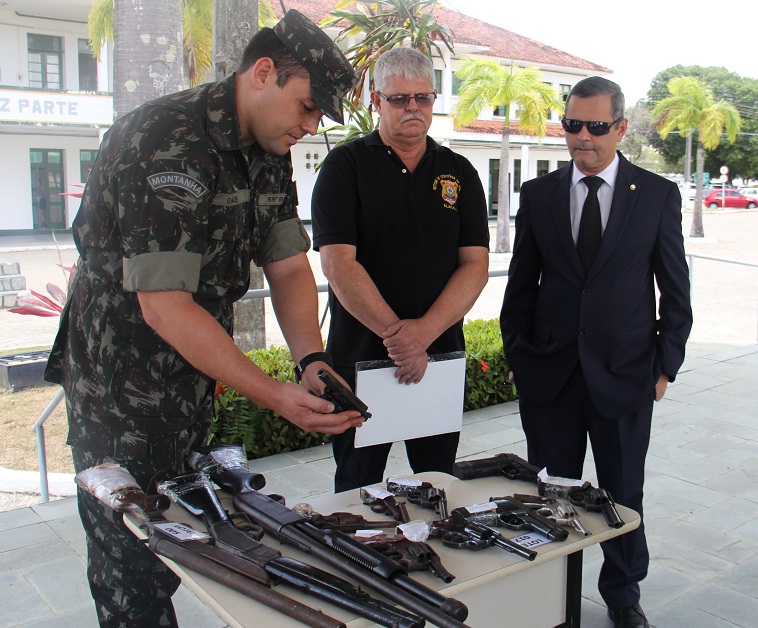 Coronel D. Muller, Nelson Brandão e juiz Antônio Bittencourt durante entrega de armas