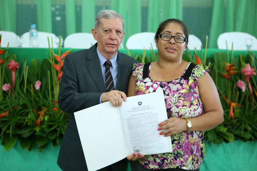 Distribuição de títulos do Moradia Legal II em Olho D'Água do Casado.